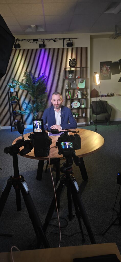 Entretien filmé par Osmose Marketing avec le studio mobile installé sur place