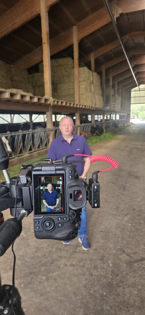 Tournage d'Osmose Marketing dans une exploitation agricole, agriculteur filmé sur son engin