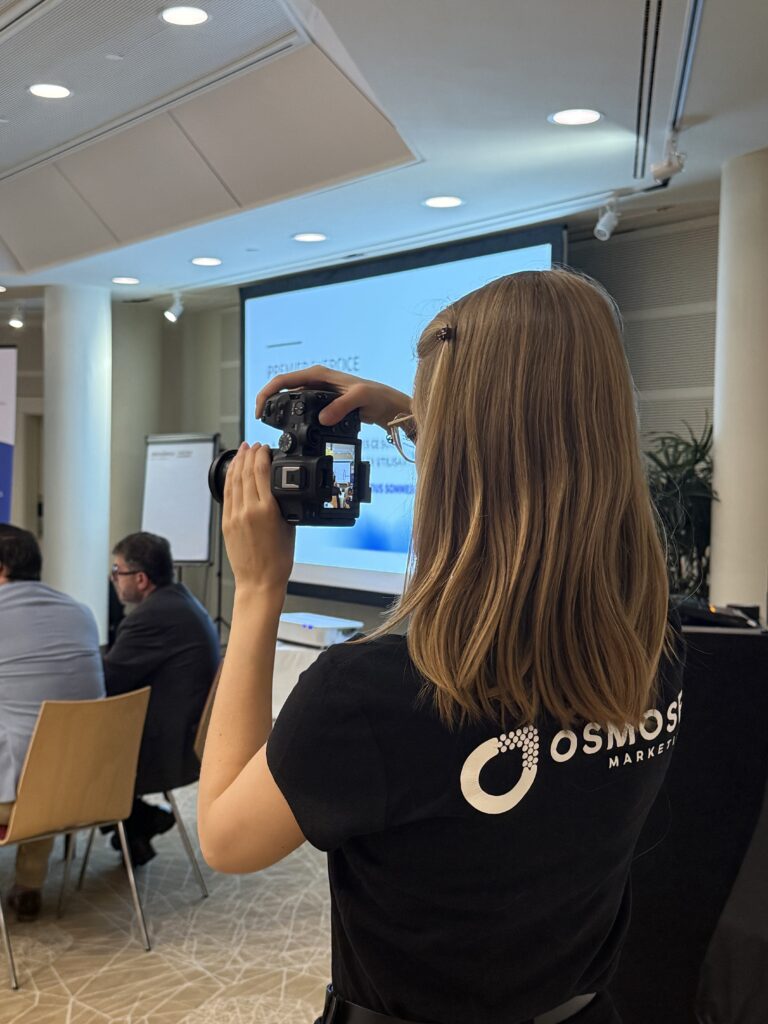 Collaboratrice d'Osmose Marketing filmant une conférence en salle