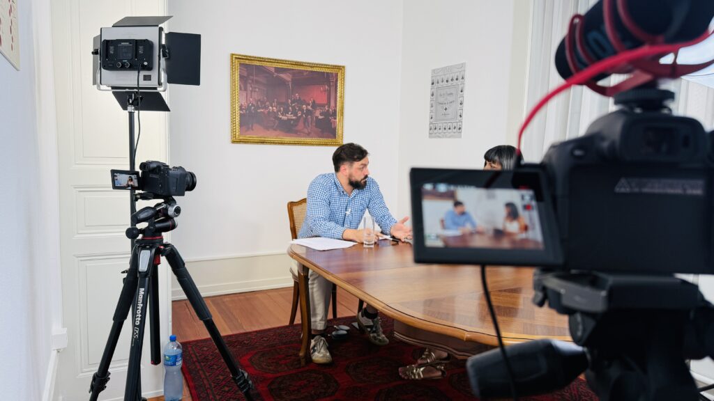 Entretien filmé par Osmose Marketing dans une salle de réunion, deux caméras installées