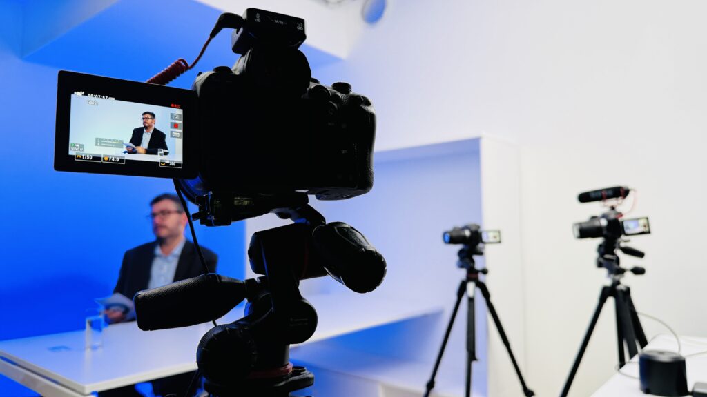 Tournage multicaméra d'un podcast par Osmose Marketing, invité en costume