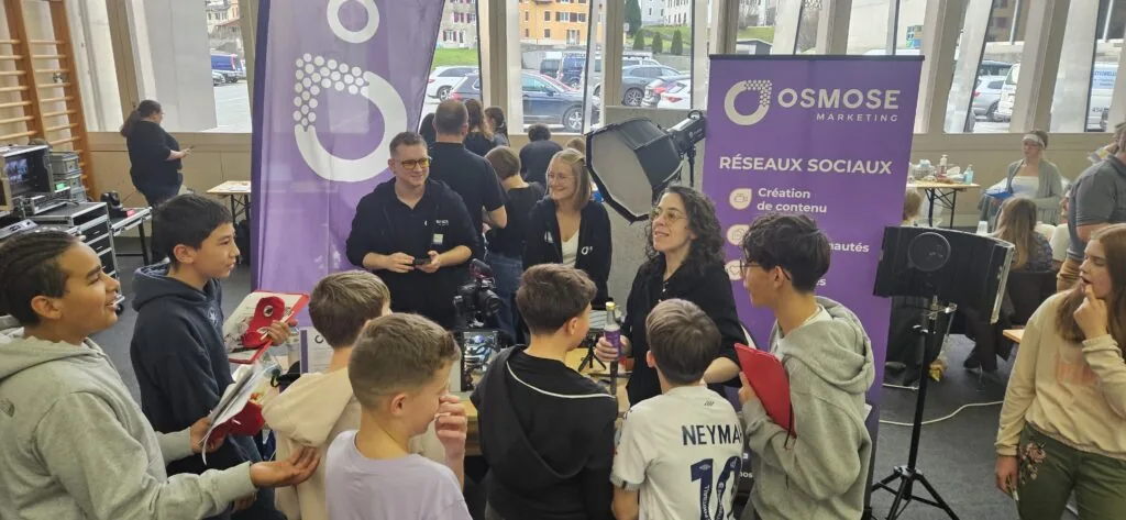 Stand Osmose Marketing consacré aux réseaux sociaux, entouré de visiteurs lors d'un événement