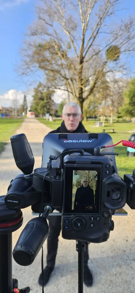 Caméra d'Osmose Marketing filmant un intervenant dans un parc