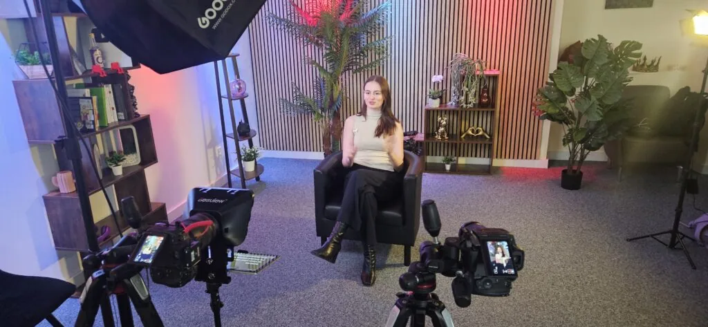 Intervenante filmée sur un plateau d'interview installé par Osmose Marketing