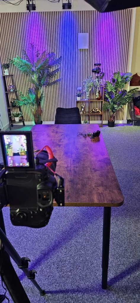 Plateau de tournage installé par Osmose Marketing, table, plantes et éclairage coloré