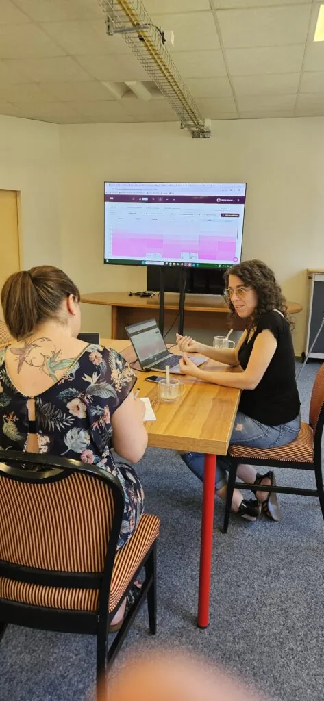 Deux collaboratrices d'Osmose Marketing en séance de travail devant leurs écrans