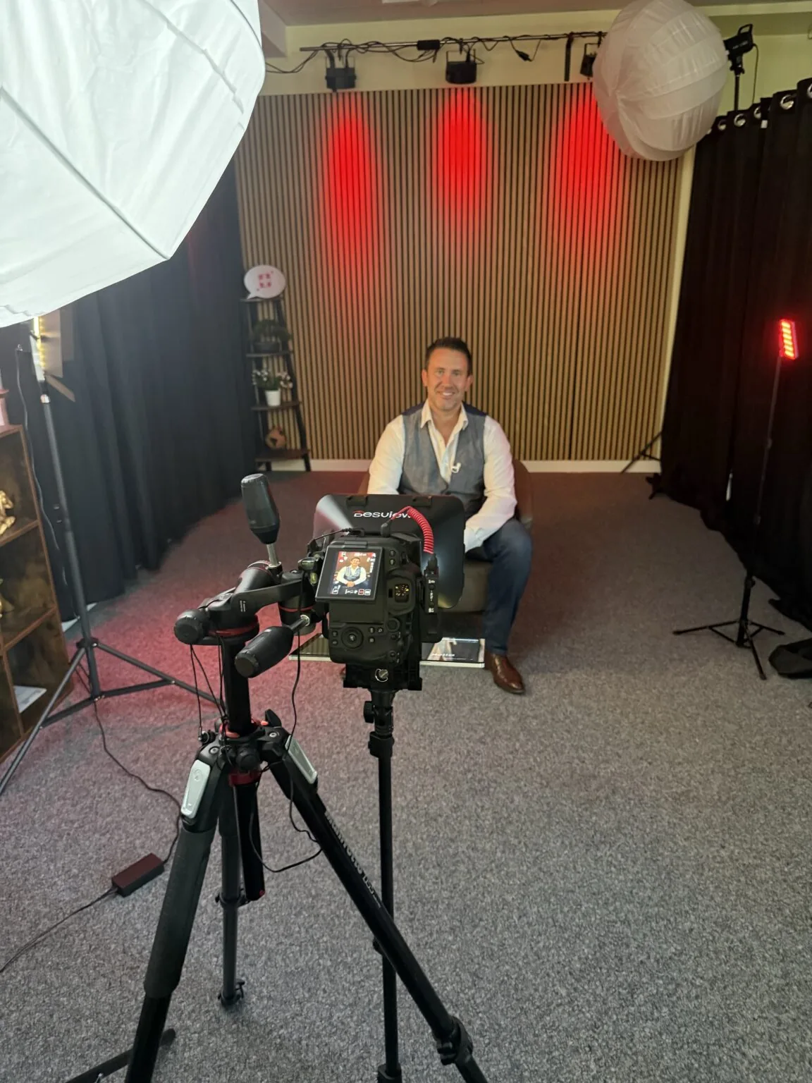 Interview filmée par Osmose Marketing devant une agence Raiffeisen, perche micro à la main