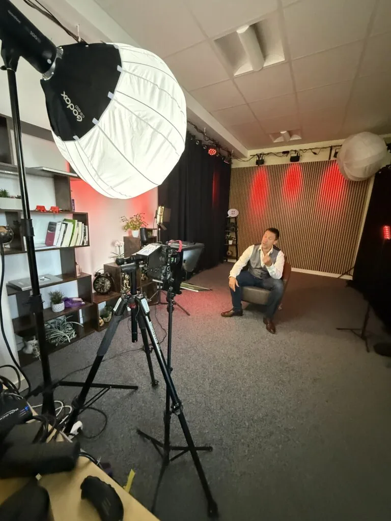 Invité filmé par Osmose Marketing avec le studio mobile, éclairages installés sur place