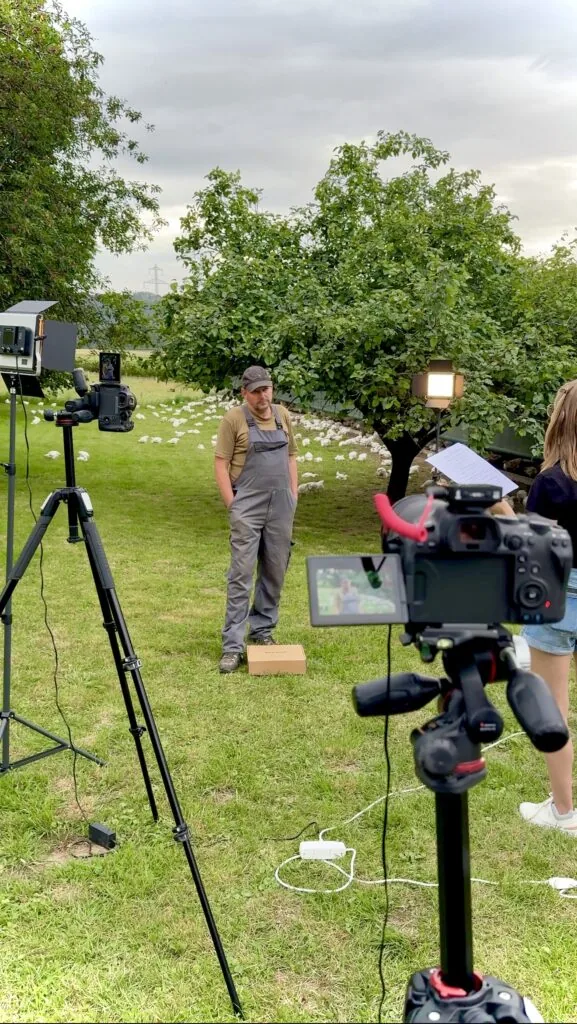 Tournage d'Osmose Marketing en extérieur, intervenante filmée dans un jardin